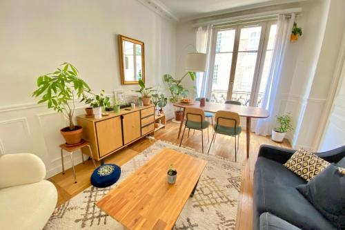 un salon avec un canapé et une table dans l'établissement Splendid apartment near La Villette, à Paris