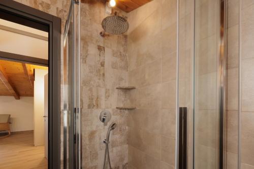 una doccia in un bagno con una porta in vetro di Villa Elena Corfu in Doukades a Doukádes