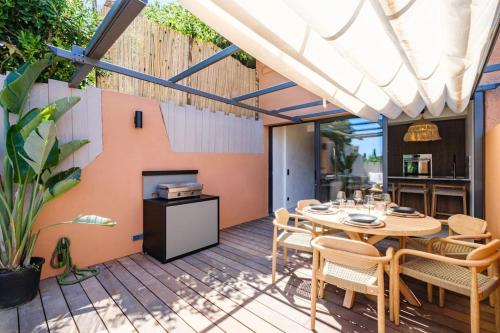 un patio extérieur avec une table et des chaises dans l'établissement Triplex vue mer 100m plage Golfe de St Tropez, à Sainte-Maxime