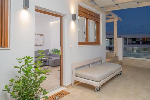 Ruang duduk di Memories Suites - Charming Suite with Sea View