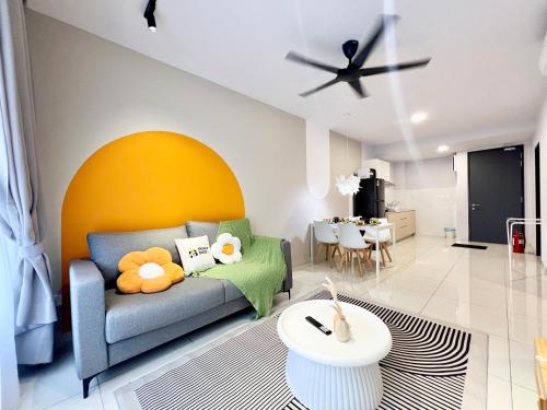 una sala de estar con un sofá y una mesa en Gaia Residence, Gamuda Gardens Rawang by Sleepy Bear, en Rawang