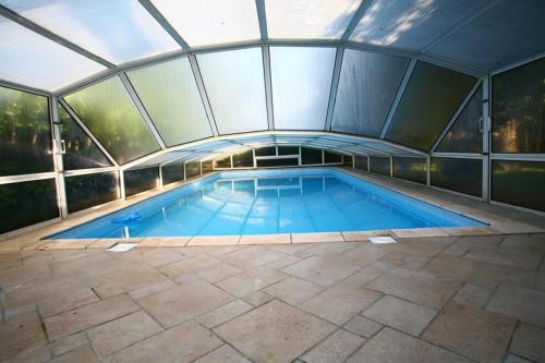 une grande piscine avec un plafond de verre dans l'établissement T2 Climatise sur le BASSIN D ARCACHON, à Gujan-Mestras