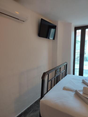 Телевизор и/или развлекательный центр в Porto Kagio Villa beach