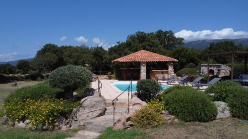 une piscine dans un jardin avec un kiosque dans l'établissement U Caseddu Di Francescu, piscine privée, plage à 10mins, à Figari