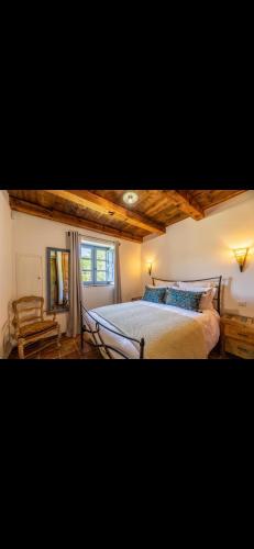 une chambre avec un grand lit et une fenêtre dans l'établissement U Caseddu Di Francescu, piscine privée, plage à 10mins, à Figari