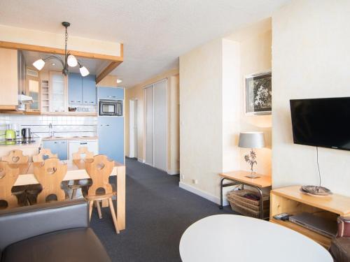 un salon avec une cuisine et une salle à manger dans l'établissement 3 pièces au pied des pistes, exposé sud, 65m², 3 chambres - FR-1-449-6, à Tignes
