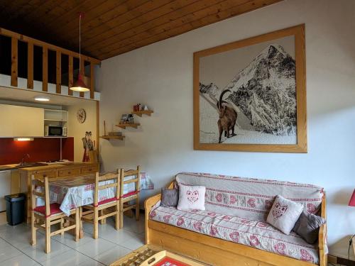 un salon avec un canapé et une table dans l'établissement Duplex au centre de La Clusaz, balcon sud, proche pistes et commerces - FR-1-459-119, à La Clusaz