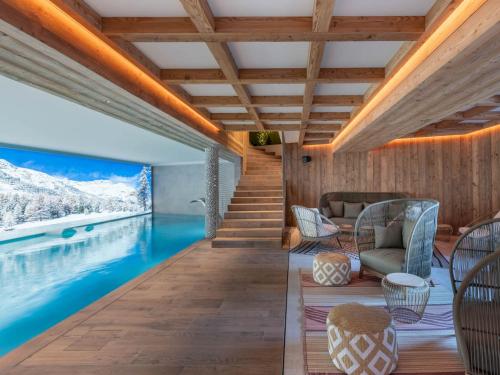 une piscine avec vue sur les montagnes dans l'établissement Duplex Neuf Ski In/Out avec Spa et Piscine à Courchevel 1850 - FR-1-564-99, à Courchevel