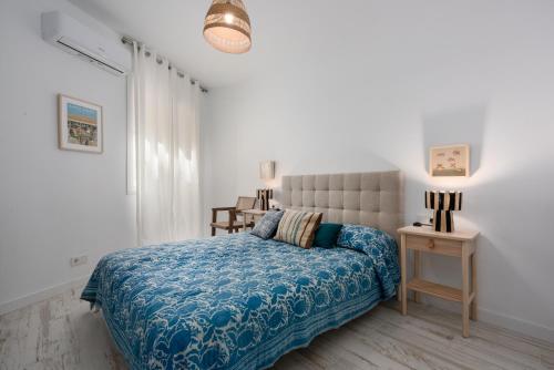 Rúm í herbergi á Playa Guadiaro - 2 min to beach