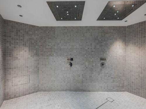 une salle de bain vide avec des murs et des plafonds carrelés dans l'établissement Duplex Neuf Ski In/Out avec Spa et Piscine à Courchevel 1850 - FR-1-564-99, à Courchevel