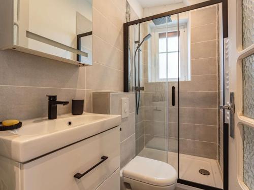 Ένα μπάνιο στο Bel appartement moderne à 2 pas de la plage et rue piétonne, centre-ville, calme, WIFI inclus - FR-1-4-692