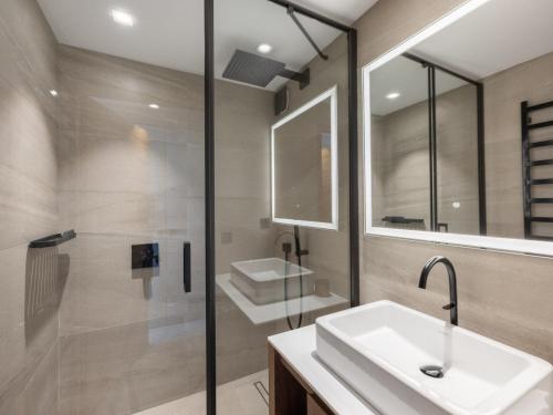 une salle de bain avec un lavabo et une douche dans l'établissement Magnifique Duplex Neuf à Courchevel 1850 avec Accès Direct aux Pistes, SPA et Piscine - FR-1-564-106, à Courchevel