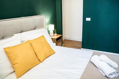 een slaapkamer met een bed met twee handdoeken erop bij Domina Apartments Roma - San Pietro 2 in Rome