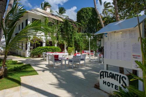 a restaurant with tables and chairs in front of a building at Hotel Atlantis in Las Terrenas