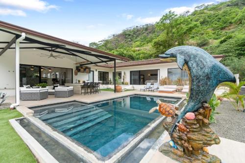 Πισίνα στο ή κοντά στο Luxe Tropical Villa with Sparkling Infinity Pool, Panoramic Ocean Views & Community Amenities