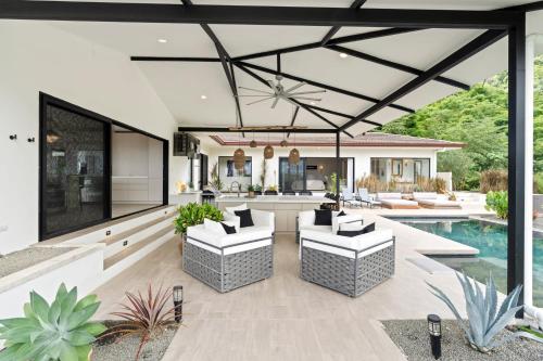 Πισίνα στο ή κοντά στο Luxe Tropical Villa with Sparkling Infinity Pool, Panoramic Ocean Views & Community Amenities