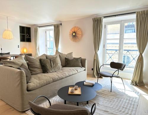 un salon avec un canapé et une table dans l'établissement Spacious Luxembourg Garden Family Flat, à Paris