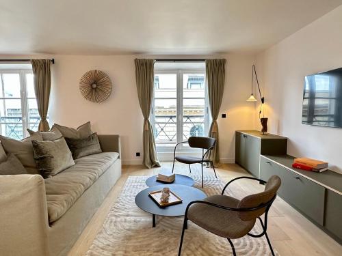 un salon avec un canapé et une table dans l'établissement Spacious Luxembourg Garden Family Flat, à Paris