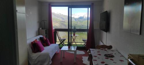 un salon avec un canapé et une table dans l'établissement Studio montagne 4 personnes, à Villarembert
