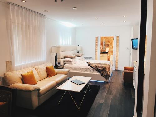Postel nebo postele na pokoji v ubytování Hotel Kutuma