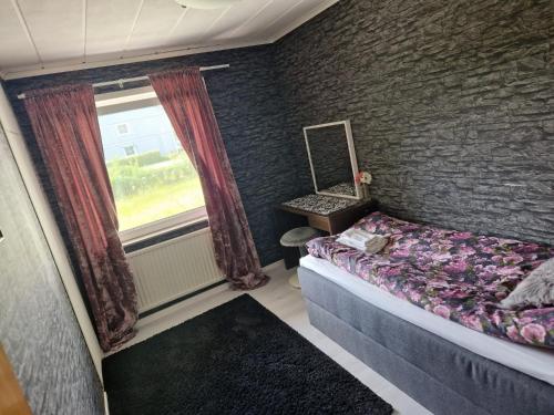 เตียงในห้องที่ Villa med egen parkering. Möjlighet att boka från 1 och upp till 5 personer.