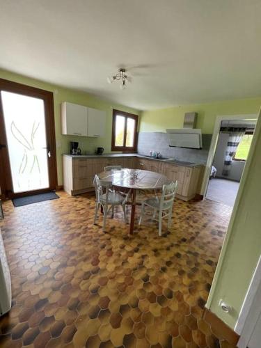 Dapur atau dapur kecil di Gîte de la Rouge Roye Noelia