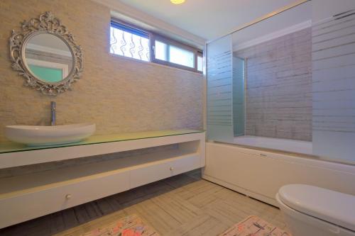 Villa Belis&Liya في فتحية: حمام مزود بحوض ومِرآة