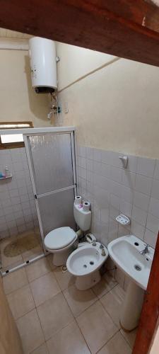een badkamer met toilet en wastafel bij LUZ BELLA in Oberá