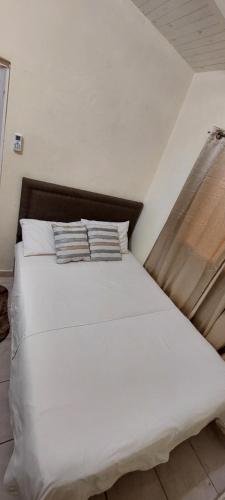 een groot wit bed in een kamer bij LUZ BELLA in Oberá