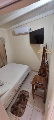 オベラにあるLUZ BELLAのベッドとテーブルのある小さな部屋