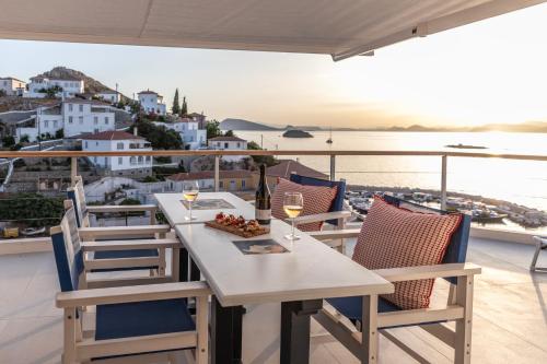 Una mesa y sillas en un balcón con vista. en Captain Hook, en Hydra