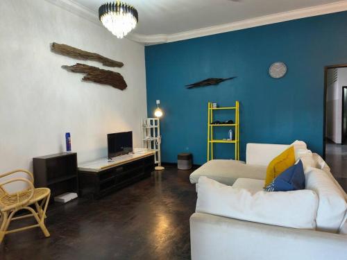 Postel nebo postele na pokoji v ubytování Getaway Hometsay Neaby Beach batu Ferringghi 4BR for 15px