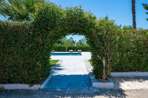 Κήπος έξω από το Villa Dolmen Beach