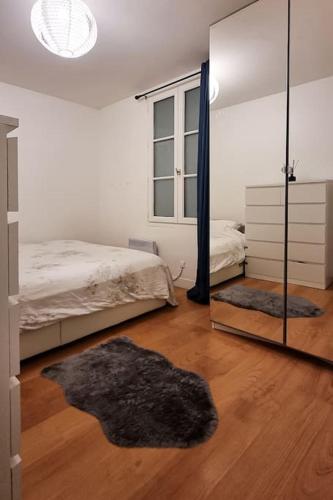 une chambre avec un miroir et un lit dans l'établissement Duplex Paris, à Paris