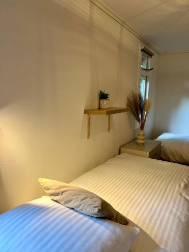 a bedroom with two beds and a window at Luxe Boshuisje met Privé Wellness & Jacuzzi op de Veluwe in Ermelo