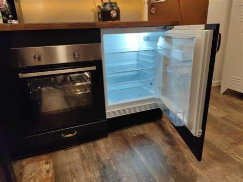 un réfrigérateur vide avec sa porte ouverte dans une cuisine dans l'établissement DiscoveryHome 4Pers Disneyland Paris à 10 min bus, Free Parking, Outlet Shopping, Village Nature, à Magny-le-Hongre