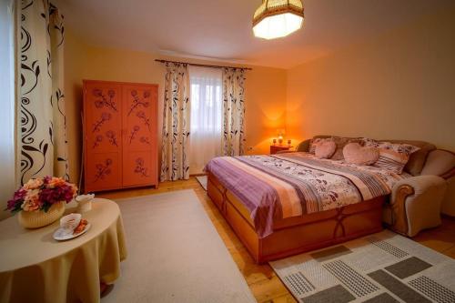 Ένα ή περισσότερα κρεβάτια σε δωμάτιο στο Kinga Guesthouse