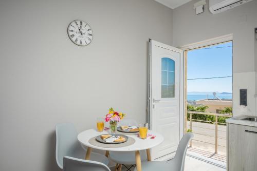 Petra's Charming Home, 500m to Beach