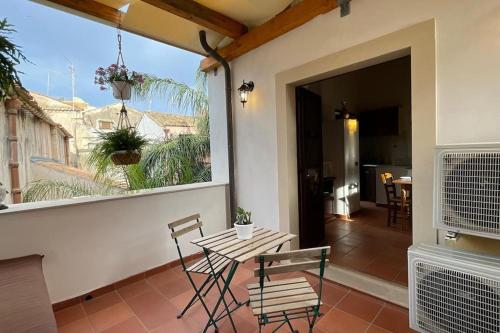 Afbeelding uit fotogalerij van TEMPIO DI APOLLO - ORTIGIA con Veranda Privata in Siracusa