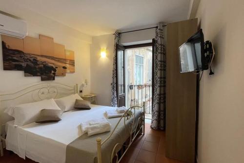 A television and/or entertainment centre at TEMPIO DI APOLLO - ORTIGIA con Veranda Privata