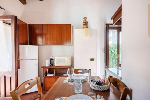 A kitchen or kitchenette at TEMPIO DI APOLLO - ORTIGIA con Veranda Privata