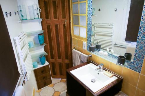 une salle de bain avec un lavabo et un miroir dans l'établissement Amazing Rooftop Odeon Luxembourg, à Paris