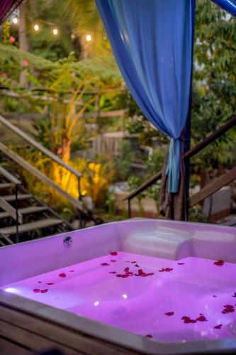 a bath tub filled with blood in front of a window at Hotel Marrokos Aeropuerto José María Córdova in Rionegro