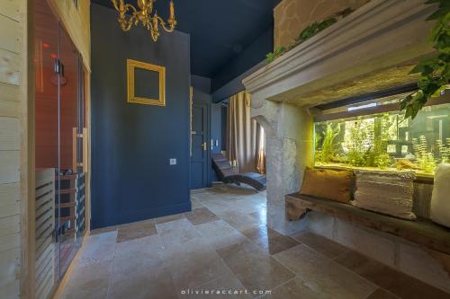 a hallway with a fish tank in a window at Chambres d'hôtes La Mascrabiere BED & SPA in Albi