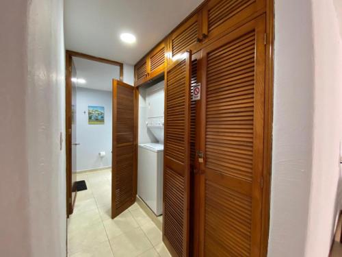 a hallway with wooden doors and a walk in closet at Villa Ángeles - Elegancia en la Zona Hotelera in Cancún