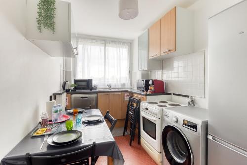 une cuisine avec une machine à laver et un évier dans l'établissement le calme Proche de Paris Rungis Thiais Sceaux Massy et Orly, à Fresnes