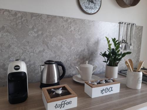 a kitchen counter with a coffee maker and other items at Tra Vento e Mare in Lendinuso