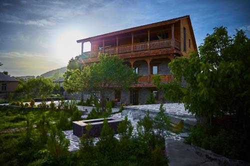 a building with a garden in front of it at Edis Dacha in Tsalka