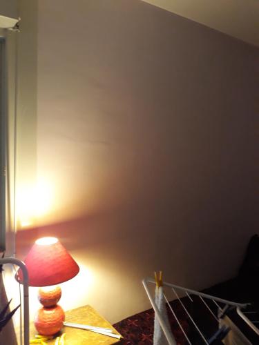 une lampe assise sur une table dans une pièce dans l'établissement Flore, à Toulouse