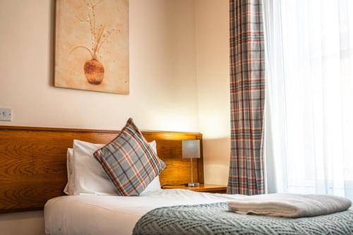 Ένα ή περισσότερα κρεβάτια σε δωμάτιο στο The Atherstone Red Lion Hotel